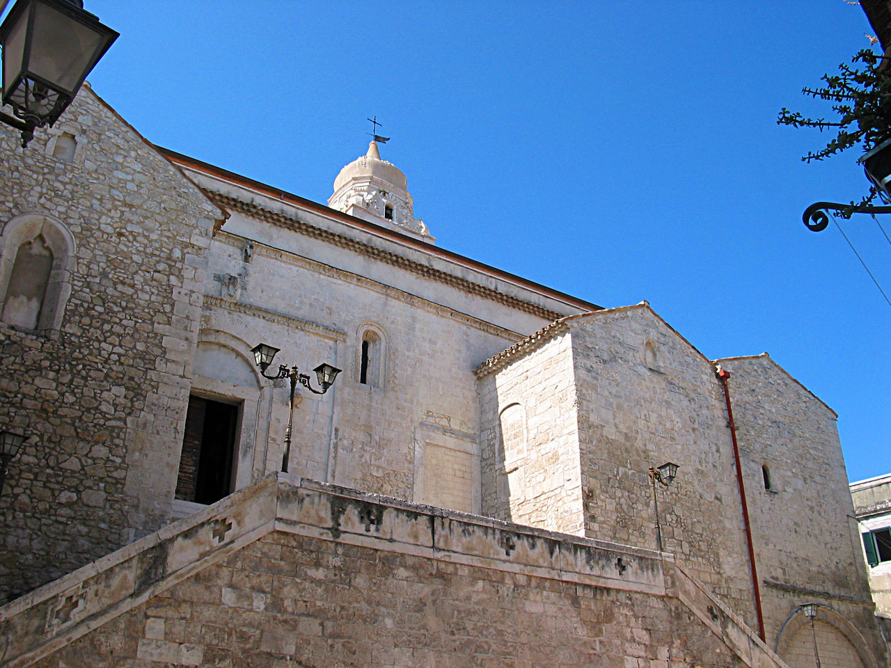 Risultati immagini per foto basilica cattedrale di Vieste