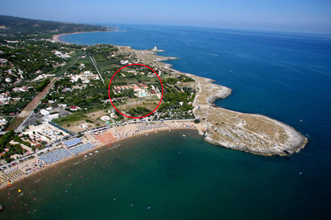 La spendida visuale dall'alto del tratto di costa del Residence Sole Mare a Vieste