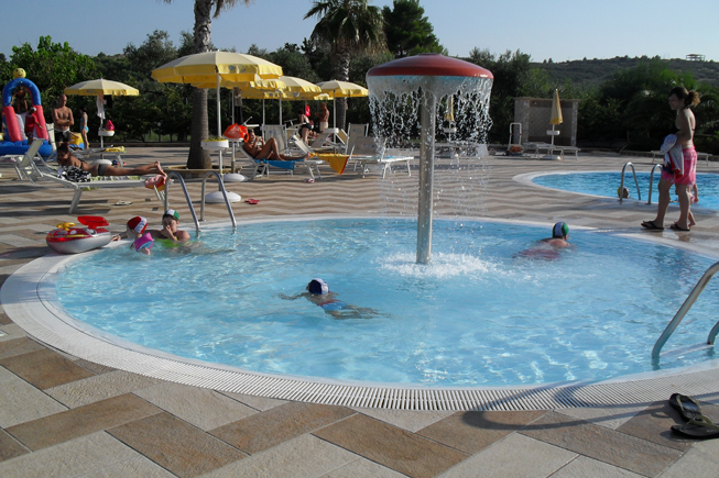 Piscina interna del Villaggio Residence Sole Mare dedicata ai bambini
