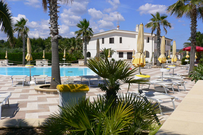 Piscina all'interno del Villaggio Residence Sole Mare di Vieste